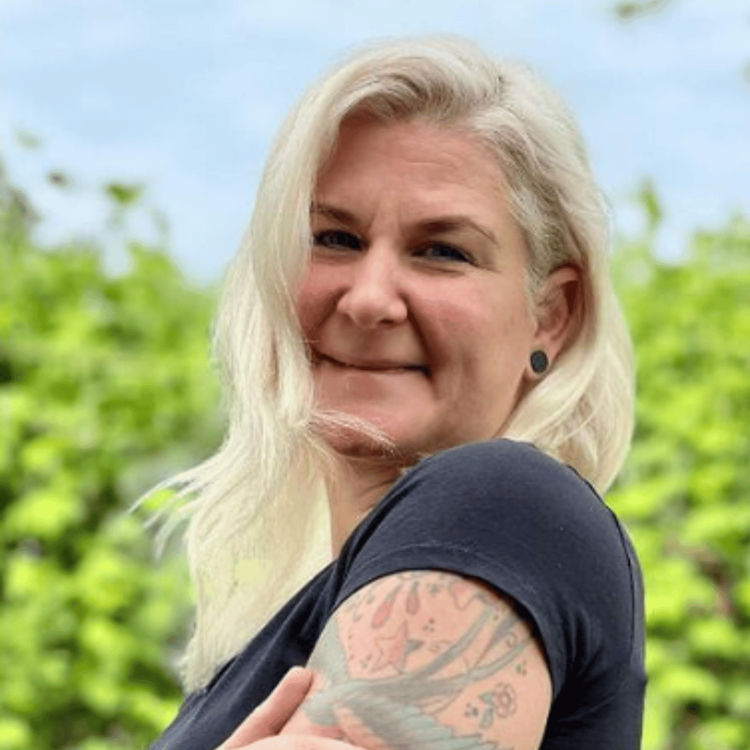 „Ich dachte immer, ich kenne mich – aber hier wurde mir ein Spiegel vorgehalten, den ich so noch nie gesehen habe. Plötzlich wurde mir klar, warum ich immer wieder in dieselben Muster falle. Zum ersten Mal hat etwas in mir wirklich Sinn ergeben. Es war wie ein tiefes Aufatmen: ich bin nicht falsch. Ich bin einfach nur verletzt. Und genau da durfte ich anfangen.“