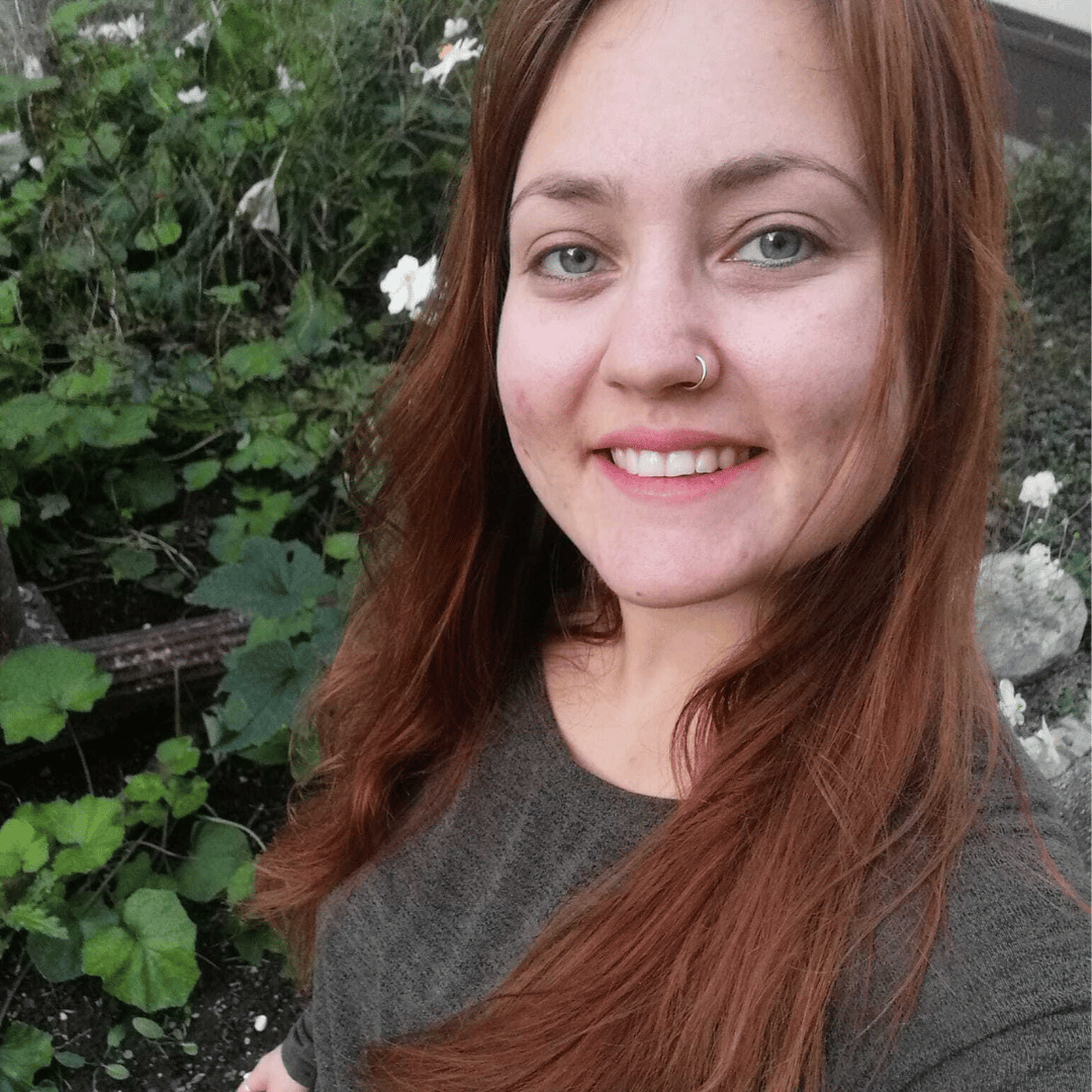„Ich hatte so viel gelesen, so viele Podcasts gehört und trotzdem blieb dieses Gefühl von Ohnmacht. Ich habe dann begonnen, mit den Themen zu arbeiten und irgendwann war der Moment, in dem ich endlich aus dem Kopf in mein Herz gerutscht bin. Ich habe verstanden, dass Wissen nicht heilt. Fühlen schon. Und das war der Anfang von allem.“